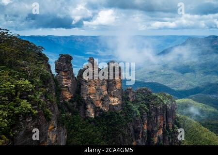 Three Sisters Rock Formation mit Blick auf das Jamison Valley in den Blue Mountains, Katoomba, New South Wales, Australien Stockfoto
