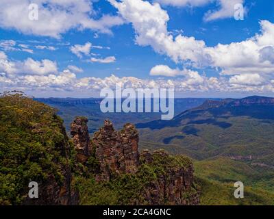 Three Sisters Rock Formation mit Blick auf das Jamison Valley in den Blue Mountains, Katoomba, New South Wales, Australien Stockfoto