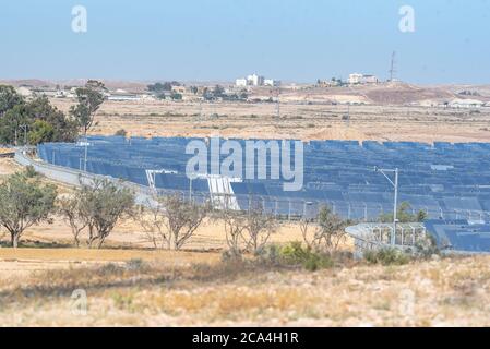 Die Spiegelanlage am Aschalim-Kraftwerk ist ein solarthermisches Kraftwerk in der Negev-Wüste in der Nähe des Kibbuz von Aschalim in Israel. Der Station Stockfoto