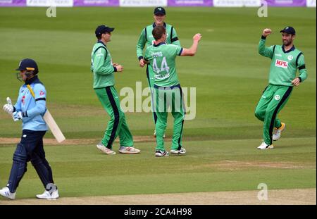 Der Engländer Jason Roy tritt aus, nachdem er beim dritten One Day International Spiel im Ageas Bowl in Southampton von Irlands Craig Young entlassen wurde. Stockfoto