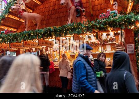 BIRMINGHAM, WEST MIDLANDS, VEREINIGTES KÖNIGREICH - 17. NOVEMBER 2019: Blick auf unbekannte Menschen und einen Stall auf dem Weihnachtsmarkt Stockfoto