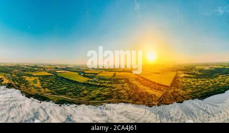 Die Grenze des Wüstengebietes und der grünen Wiese mit dem Fluss ist das Ergebnis der menschlichen zerstörerischen Tätigkeit in der Umwelt. Blick von der Drohne. Panorama. Stockfoto