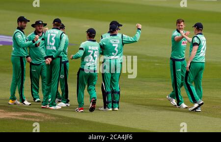 Irlands Craig Young feiert das Wicket von Englands Jason Roy beim dritten One Day International Spiel im Ageas Bowl in Southampton. Stockfoto