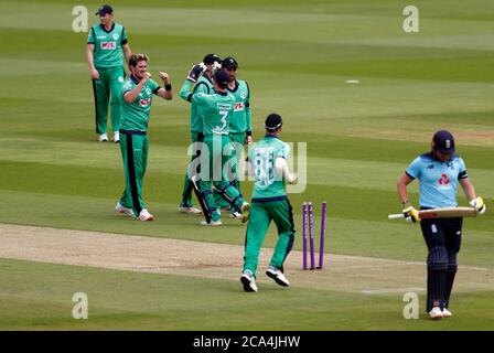 Der Engländer Jonny Bairstow tritt aus, nachdem er beim dritten One Day International-Spiel im Ageas Bowl in Southampton vom irischen Mark Adair entlassen wurde. Stockfoto