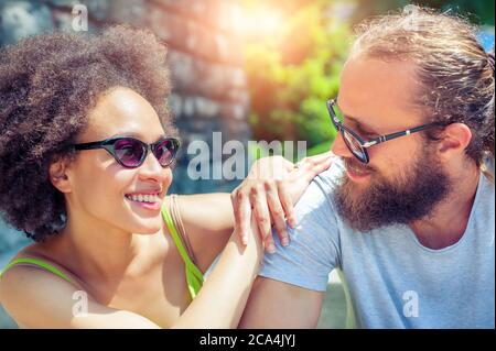 Nahaufnahme eines romantischen Paares in der Liebe teilen einen besonderen Moment Stockfoto