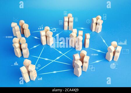 Viele verwandte Teams im Unternehmen erledigen die Arbeit in Zusammenarbeit. Koordination und Wissensaustausch. Geschäftsmodell autonomer Gruppen ohne Mittelm Stockfoto