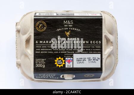 M&S British Farmed Free Range 6 Maran Island Braune Eier - von Hühnern, die frei auf üppiger Weide zwischen Bäumen und Hecken herumlaufen - Eierkarton Stockfoto