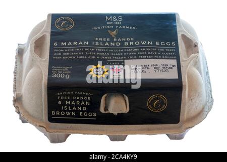 M&S British Farmed Free Range 6 Maran Island Braune Eier - von Hühnern, die frei auf üppiger Weide zwischen Bäumen und Hecken herumlaufen - Eierkarton Stockfoto