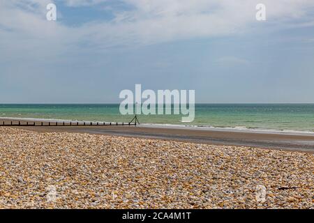 Der Strand in Bracklesham Bay in West Sussex, an einem sonnigen Sommertag Stockfoto