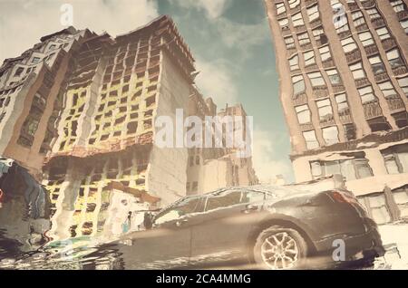 Verschwommener und verzerrter Blick auf ein Auto in New York City, reflektiert in Pfütze, Farbtonung aufgetragen, USA. Stockfoto