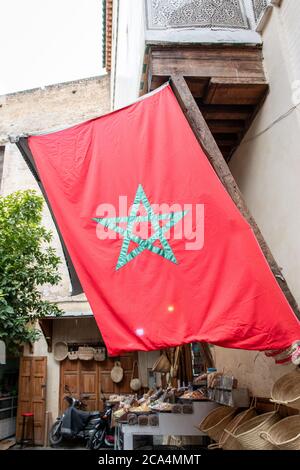 Marokkanische Flagge fliegt im Hof in Fes, Marokko Stockfoto