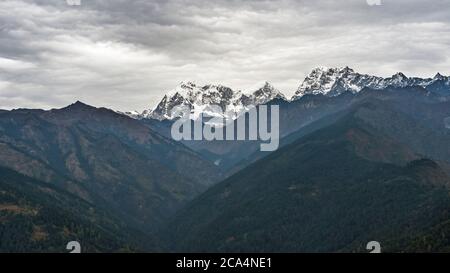 Atemberaubende Luftaufnahme der Himalaya-Berge in Nepal, auf dem Hubschrauberflug von Kathmandu nach Lukla Stockfoto