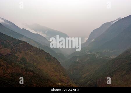 Atemberaubende Luftaufnahme der Himalaya-Berge in Nepal, auf dem Hubschrauberflug von Kathmandu nach Lukla Stockfoto