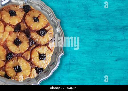 Flach legen Ananas auf den Kopf Kuchen com Fundo azul. Speicherplatz kopieren Stockfoto