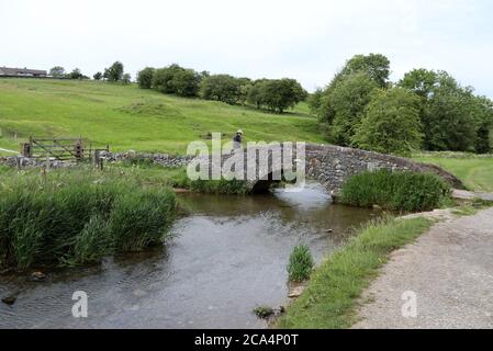 Packhorse Brücke über den River Bradford bei Youlgrave bei Bakewell im Peak District National Park Stockfoto