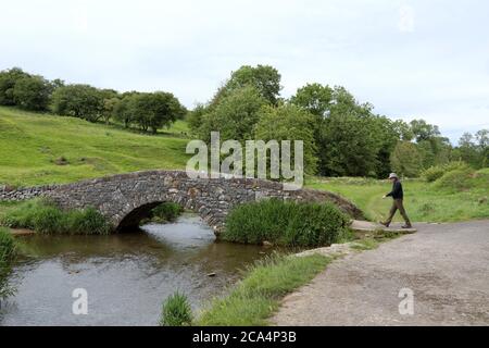 Packhorse Brücke über den River Bradford bei Youlgrave bei Bakewell im Peak District National Park Stockfoto