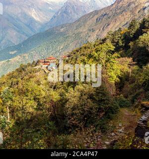 Blick auf den buddhistischen Tempel namens Tashisanga choling Kloster befindet sich die kurze Steigung von Panggom auf der Trekkingroute zum Mera Peak, Nepal. Stockfoto