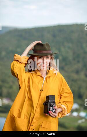 Lächelnd angenehmen Reisenden fotografieren im Freien, Job, Fotograf versucht, erstaunliche Landschaft zu fangen. Nahaufnahme Foto. Stockfoto