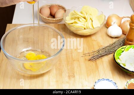 Eier in der Küche knacken, um ein Omelett zuzubereiten Stockfoto