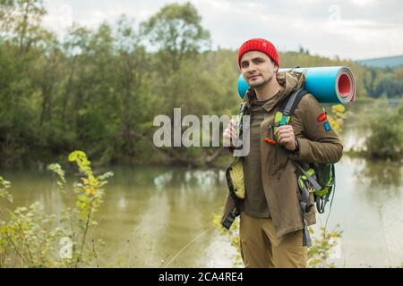Schöner junger Reisender, der sich nach langer Reise, Hobby, Interesse, Tourismus, Kopierraum ausruhen kann Stockfoto