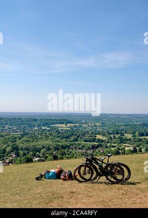 Radler entspannen auf dem North Downs Way - EIN Sommertag auf dem Reigate Hill / Colley Hill auf den North Downs über Reigate in Surrey England 2020. Stockfoto