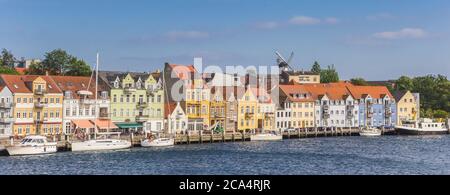 Panorama von bunten alten Häusern am Wasser in Sonderborg, Dänemark Stockfoto