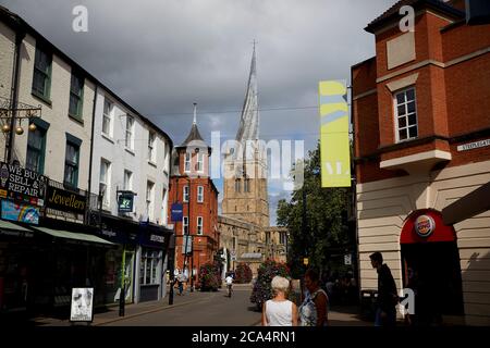 Chesterfield Stadtzentrum in Derbyshire Wahrzeichen Chesterfield Parish Church mit ikonischen schiefen Turm von der Burlington Street Stockfoto