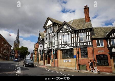 Chesterfield Stadtzentrum in Derbyshire Chandlers Bar am St. Mary's Gate mit Wahrzeichen Chesterfield Parish Church mit ikonischem schiefen Turm Stockfoto