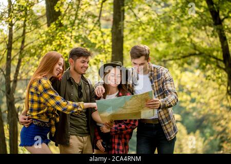 Lachende positive Wanderer zeigen auf die Karte, so dass decison, wo zu gehen, Nahaufnahme Foto Stockfoto