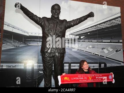 Liverpool-Fans posieren vor dem Anpfiff für Bilder des ehemaligen Liverpool-Managers die Bill Shankly-Statue vor dem Boden Stockfoto