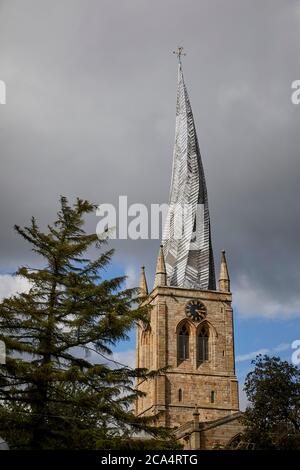 Chesterfield Stadtzentrum in Derbyshire Wahrzeichen Chesterfield Parish Church mit ikonischen schiefen Turm Stockfoto