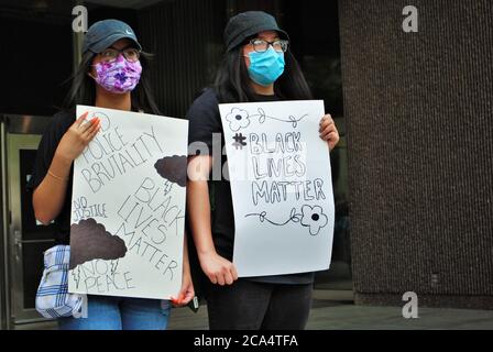 Dayton, Ohio, Vereinigte Staaten 05/30/2020 Demonstranten bei einer Kundgebung mit schwarzen Menschenleben marschieren die Straße entlang, halten Schilder und tragen Masken Stockfoto