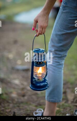 Wanderer Mädchen halten alte Laterne.close up abgeschnitten zurück Ansicht Foto. Stockfoto