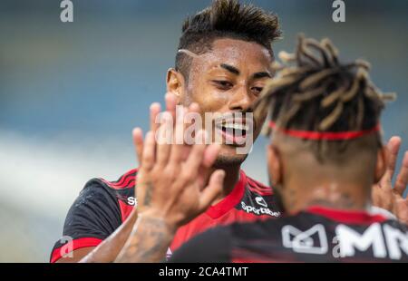 Rio de Janeiro, Brasilien- 18. Juni 2020 der ehemalige Flamengo-Fußballspieler Bruno Henrique (L) feiert sein Tor während der Wiedereröffnung des Carioca Cha Stockfoto