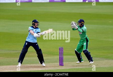 England Kapitän Eoin Morgan (links) schoss einen Schuss über Irlands Lorcan Tucker, um sein halbes Jahrhundert beim dritten One Day International Spiel im Ageas Bowl in Southampton zu erreichen. Stockfoto