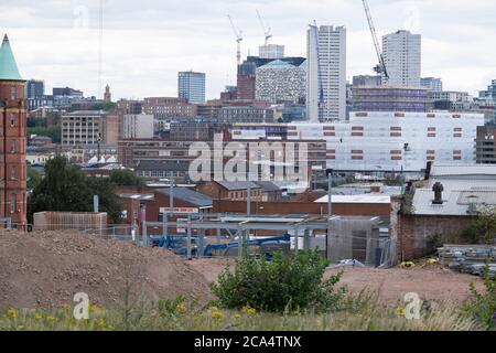 Blick auf alte Industriegebäude und Wohngebäude von Highgate über Deritend und Digbeth in Richtung Stadtzentrum am 3. August 2020 in Birmingham, Großbritannien. Birmingham befindet sich in einer massiven Transformation namens Big City Plan, die die umstrittene Erneuerung des Stadtzentrums sowie eine sekundäre Zone, die weiter reicht beinhaltet. Der Big City Plan ist das ehrgeizigste und weitreichendste Entwicklungsprojekt, das in Großbritannien durchgeführt wird. Ziel des Stadtrats von Birmingham ist es, durch die Planung der nächsten 20 Jahre transf ein Weltklasse-Stadtzentrum zu schaffen Stockfoto