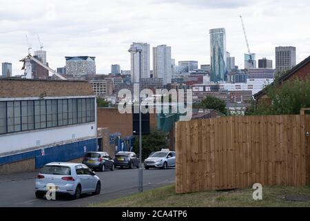 Blick auf alte Industriegebäude und Wohngebäude von Highgate über Deritend und Digbeth in Richtung Stadtzentrum am 3. August 2020 in Birmingham, Großbritannien. Birmingham befindet sich in einer massiven Transformation namens Big City Plan, die die umstrittene Erneuerung des Stadtzentrums sowie eine sekundäre Zone, die weiter reicht beinhaltet. Der Big City Plan ist das ehrgeizigste und weitreichendste Entwicklungsprojekt, das in Großbritannien durchgeführt wird. Ziel des Stadtrats von Birmingham ist es, durch die Planung der nächsten 20 Jahre transf ein Weltklasse-Stadtzentrum zu schaffen Stockfoto