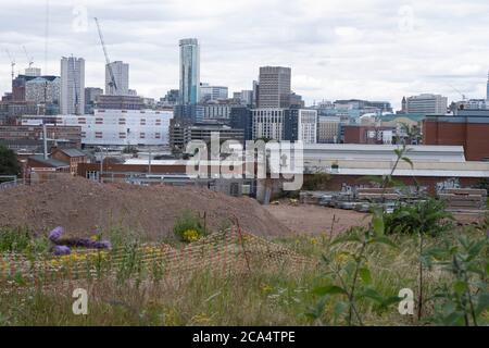 Blick auf alte Industriegebäude und Wohngebäude von Highgate über Deritend und Digbeth in Richtung Stadtzentrum am 3. August 2020 in Birmingham, Großbritannien. Birmingham befindet sich in einer massiven Transformation namens Big City Plan, die die umstrittene Erneuerung des Stadtzentrums sowie eine sekundäre Zone, die weiter reicht beinhaltet. Der Big City Plan ist das ehrgeizigste und weitreichendste Entwicklungsprojekt, das in Großbritannien durchgeführt wird. Ziel des Stadtrats von Birmingham ist es, durch die Planung der nächsten 20 Jahre transf ein Weltklasse-Stadtzentrum zu schaffen Stockfoto