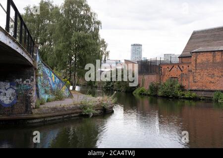 Szene am Ende des Grand Union Canal, auf dem Digbeth Branch Canal ganz in der Nähe des Stadtzentrums, wo alte, zerbröckelnde Gebäude einen Vordergrund zu einer modernen Stadt und dem ikonischen Rotunda Gebäude am 3. August 2020 in Birmingham, Großbritannien. Birmingham hat rund 35 Meilen von Kanälen, angeblich mehr als in Venedig, und sind sehr viel eine Erinnerung an ein Birminghams Industrieerbe. Während der industriellen Revolution waren diese Kanäle beschäftigt, transportierten schwere Güter wie Kohle, Eisen, während sie eine entscheidende Rolle bei der Entwicklung von Birmingham als industrielles Kraftpaket spielten. Stockfoto