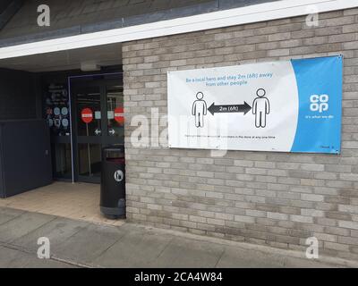 Soziale Distanzierung Beschilderung und Hinweise während der Höhe von Einschränkungen und Pandemie, sicher halten, Abstand halten, Covid 19 Coronavirus Soziale Distanzierung Stockfoto