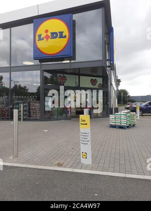 Soziale Distanzierung Beschilderung und Hinweise während der Höhe von Einschränkungen und Pandemie, sicher halten, Abstand halten, Covid 19 Coronavirus Soziale Distanzierung Stockfoto