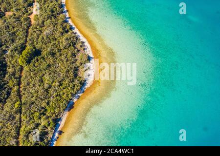 Luftaufnahme der Adriaküste in Kroatien, Insel Dugi otok. Pinienwälder, lange versteckte geheime Strände und smaragdgrüne Meeresoberfläche, touristisches Paradies Stockfoto