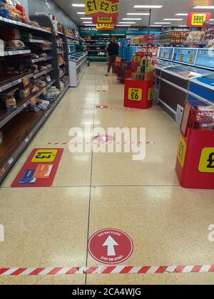 Soziale Distanzierung Beschilderung und Hinweise während der Höhe von Einschränkungen und Pandemie, sicher halten, Abstand halten, Covid 19 Coronavirus Soziale Distanzierung Stockfoto