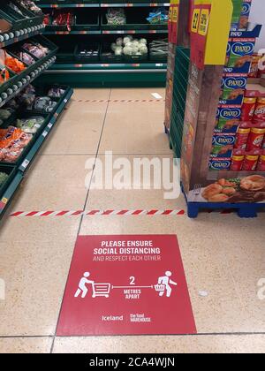 Soziale Distanzierung Beschilderung und Hinweise während der Höhe von Einschränkungen und Pandemie, sicher halten, Abstand halten, Covid 19 Coronavirus Soziale Distanzierung Stockfoto