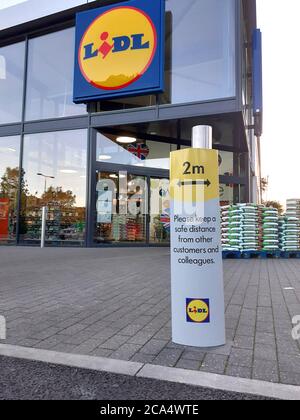 Soziale Distanzierung Beschilderung und Hinweise während der Höhe von Einschränkungen und Pandemie, sicher halten, Abstand halten, Covid 19 Coronavirus Soziale Distanzierung Stockfoto