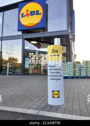 Soziale Distanzierung Beschilderung und Hinweise während der Höhe von Einschränkungen und Pandemie, sicher halten, Abstand halten, Covid 19 Coronavirus Soziale Distanzierung Stockfoto