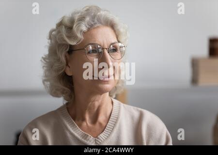 Kopfschuss Porträt Ältere Frau in Brille Blick in die Ferne Stockfoto