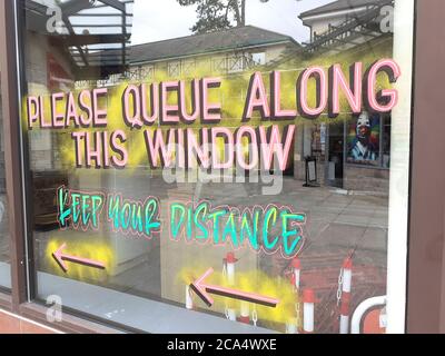 Soziale Distanzierung Beschilderung und Hinweise während der Höhe von Einschränkungen und Pandemie, sicher halten, Abstand halten, Covid 19 Coronavirus Soziale Distanzierung Stockfoto