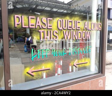 Soziale Distanzierung Beschilderung und Hinweise während der Höhe von Einschränkungen und Pandemie, sicher halten, Abstand halten, Covid 19 Coronavirus Soziale Distanzierung Stockfoto