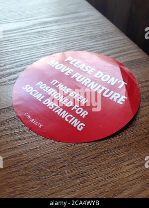 Soziale Distanzierung Beschilderung und Hinweise während der Höhe von Einschränkungen und Pandemie, sicher halten, Abstand halten, Covid 19 Coronavirus Soziale Distanzierung Stockfoto